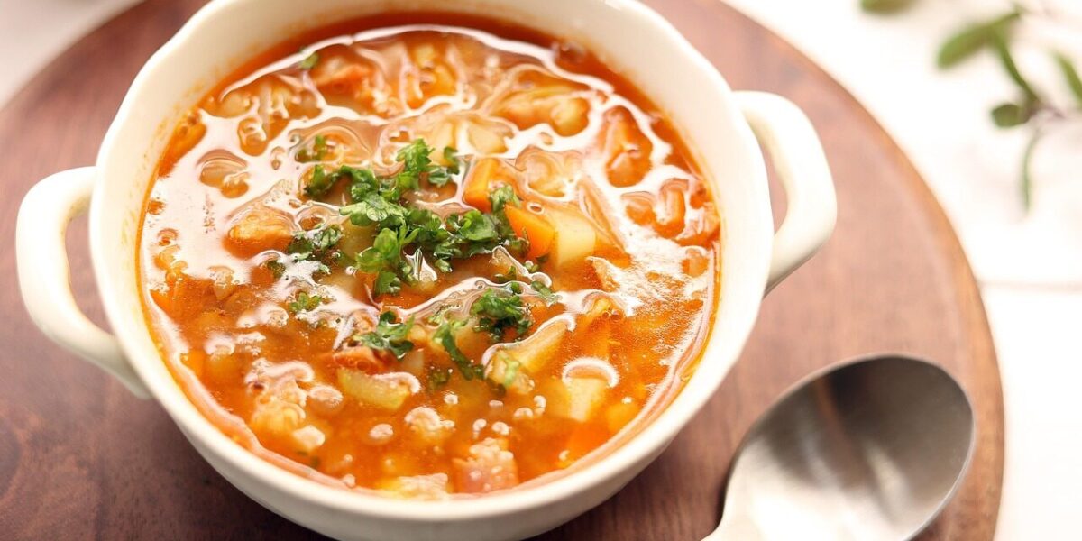 soup, vegetable soup, minestrone, minestrone style, food, lentil, beans, carrots, onion, potato, bacon, tomato soup, tomato base, parsley, soup plate, dish, soup bowl, mint, peppermint