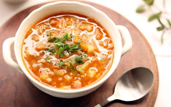 soup, vegetable soup, minestrone, minestrone style, food, lentil, beans, carrots, onion, potato, bacon, tomato soup, tomato base, parsley, soup plate, dish, soup bowl, mint, peppermint
